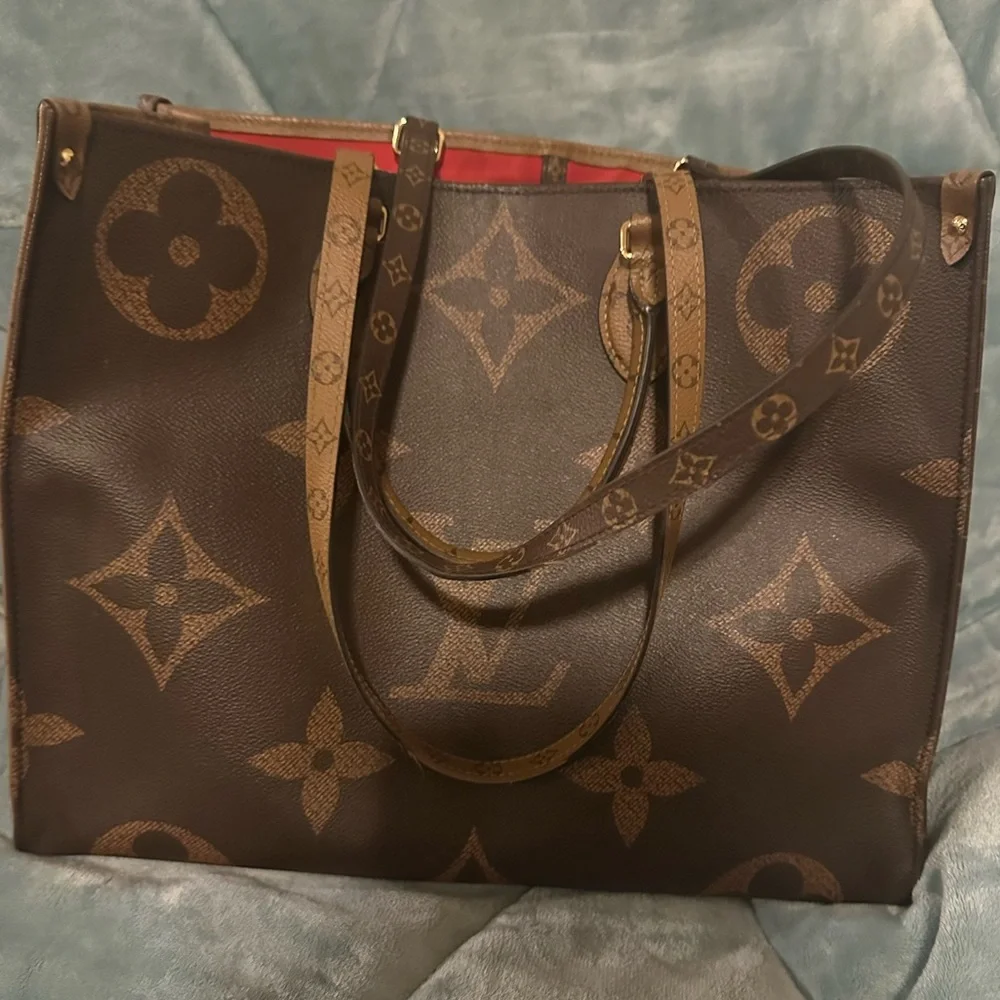 Authentic Louis Vuitton OnTheGo GM - Picture 2 of 4